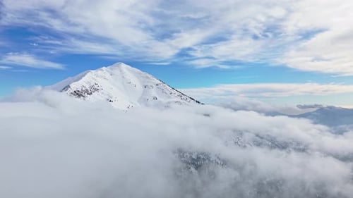 Survoler les nuages, immortaliser le sommet enneigé du mont Dirfis à Eubée