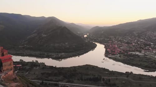 Vista aérea do Mosteiro de Jvari (#8 Revelação)