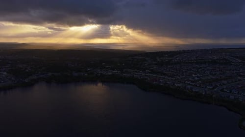Les Godrays de la baie de la Conception illuminent les eaux sombres au crépuscule