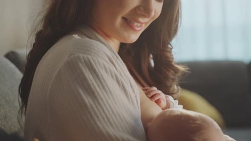 Madre feliz alimentando a su bebé
