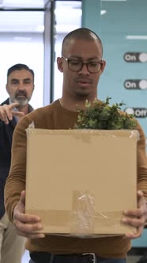 Chefe masculino demitindo funcionário no escritório