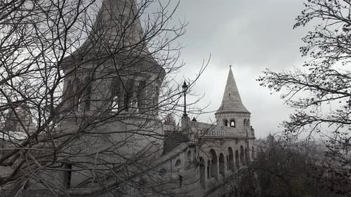 Arquitectura románica de la fortaleza del Bastión de los Pescadores en Budapest
