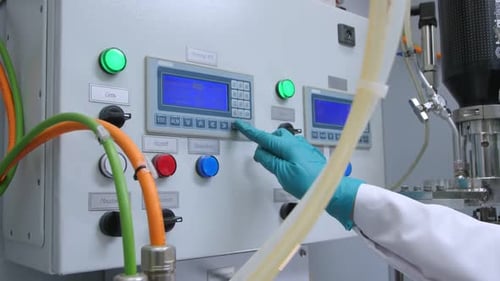 Mujer presiona las teclas en el panel de control de la máquina en el laboratorio