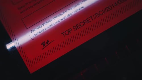 Le document secret est scanné ou copié en copie ou en scanner dans un laboratoire rouge. Informations classifiées
