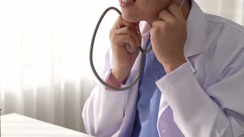 Arzt mit Stethoskop, um den Puls oder den Körper des Patienten im Krankenhaus zu überprüfen. Starr.