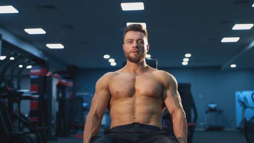 Porträt eines gutaussehenden Sportlers, der im Fitnessstudio trainiert.