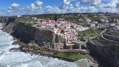 Playa de Azenhas Do Mar en Sintra, en el distrito de Lisboa, Portugal.