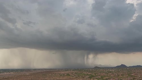 Un aguacero de fuertes lluvias durante una tormenta monzónica en Phoenix, Arizona.