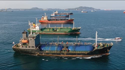 Flotte maritime traversant la paisible mer bleue avec les îles voisines