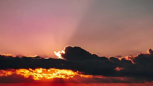 Impresionante puesta de sol en un cielo oscuro con un épico lapso de tiempo de nubes dramáticas