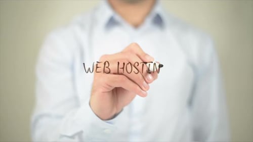 Webhosting-Mann schreibt auf transparentem Bildschirm