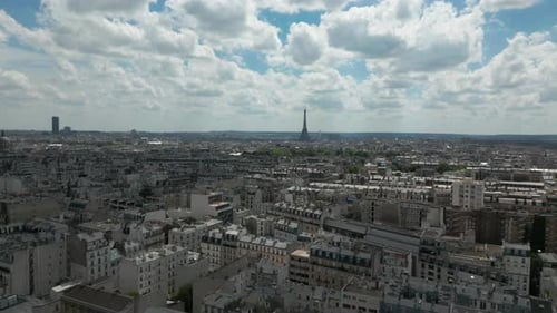 Pariser Stadtbild mit Tour Eiffel im Hintergrund, Frankreich. Seitlich mit der Antenne
