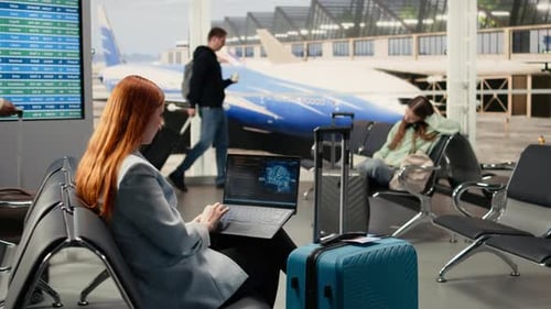 Digitale Nomadenfrau codiert mit KI-System im Flughafenterminal