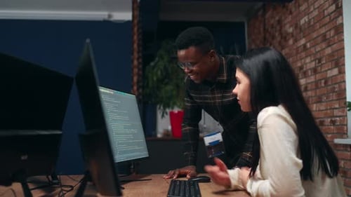 Dateningenieure aus einem schwarzen Mann und einer Inderin diskutieren über das Teamwork-Konzept zur Projekt- und Problemlösung