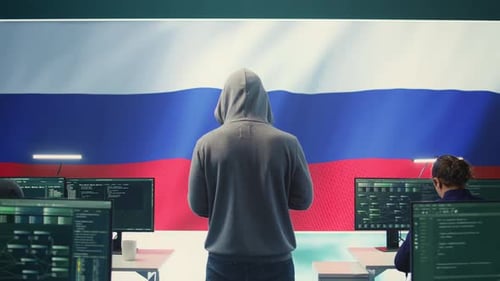 Um hacker russo trabalhando em uma sala de hacking governamental com a bandeira russa