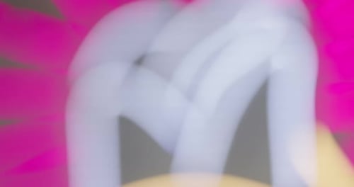 Verschwommenes Neonschild an der Wand, fokussierte Aufnahme, Abstraktion und Illusion, rosafarbenes und gelbes Licht, Innenraum