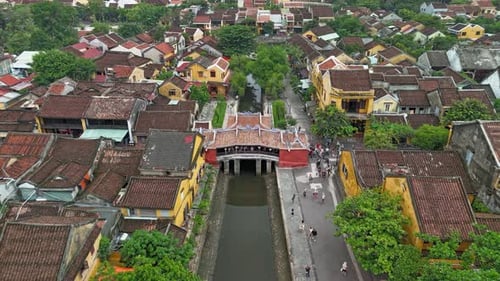 Zeitraffer oder Zeitraffer einer Luftaufnahme der japanischen überdachten alten Brücke und des Flusses in Hoi An