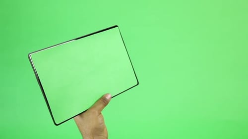 Mann mit Touchscreen-Tablet auf grünem Bildschirm