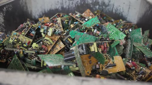Nahaufnahme von Elektronisch Schaltungskomponenten im Sortierbehälter für nachhaltiges Recycling