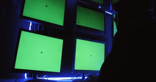 Um hacker masculino está usando um computador para hackear dados e exigir resgate das vítimas.