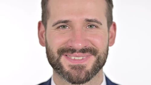 Nahaufnahme des lächelnden Gesichtes eines Mannes, weißer Hintergrund
