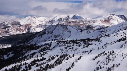 Sentier damé : pistes de ski Main Lodge, station de ski de Mammoth Mountain, Californie, Drone aérien, télécabine