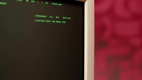PC retro con código de carga, programador de consola, creación de scripts, pantalla básica verde, antiguo estudio de computación