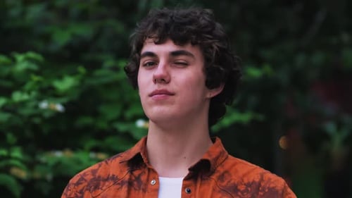 Porträt Positiver kaukasischer Mann, Nahaufnahme, männliches Gesicht, lächelnd, zahnig, emotional, augenzwinkernd, lachend