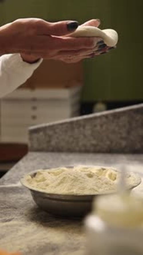 Der Koch bereitet köstliche Pizza in einer professionellen Küche zu.