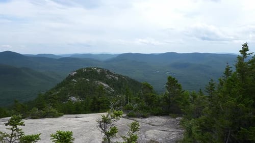 Une vue panoramique des montagnes Welch Dickey avec une montagne verte et un rocher au premier plan en guise de montagne