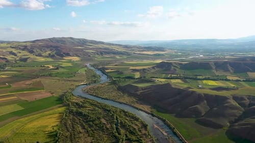 Vue aérienne avec des arbres de rivière, des collines et des terres agricoles