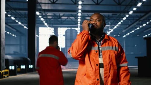 Black Worker verwendet Walkie-Talkie-Radio, um das Personal seiner Kollegen zu leiten