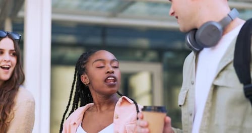 Grupos de estudantes, caminhantes e mulheres negras falando sobre notícias universitárias, fofocas universitárias da geração Z