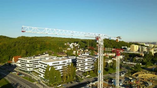 Grúas torre con parte superior plana erigidas en Gdynia, Polonia, que giran en la obra, pullback d