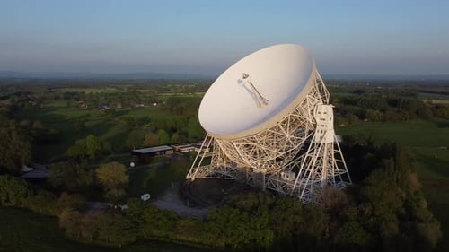 Drone filmé à proximité du radiotélescope de Jodrell Bank, le troisième plus grand au monde, dans le Cheshire, au Royaume-Uni