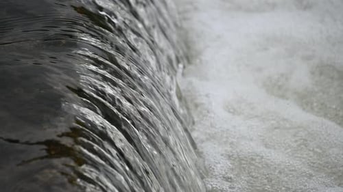 Kleiner Damm am Fluss