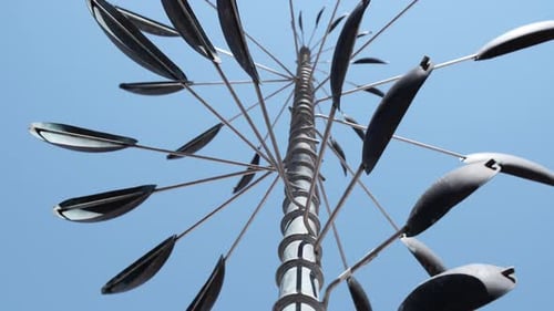 Sculpture à faible angle de rotation du vent contre le ciel bleu