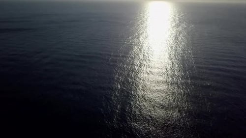 Standbild der Reflexion der Sonnenstrahlen im Mittelmeer von oben