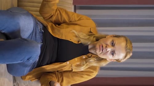 Vídeo vertical de la mujer hablando consigo misma y enfadándose.