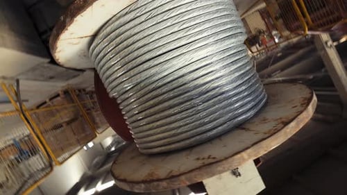 Moderner Herstellungsprozess für Drahtseile in der Fabrik. Produktionsstätte für Kabel und Drähte.