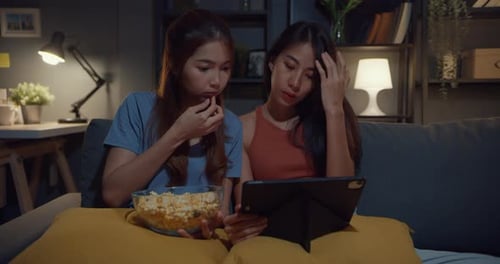 femmes décontractées, profitez d'un moment de bonheur et de concentration, regardez des films et des divertissements en ligne sur tablette.