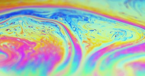Sphärische Abstraktion von schillernden blauen, gelben und roten Farben mit Softfokus. Regenbogen-Mehrschicht