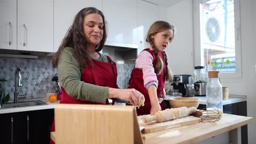 Sesión de cocina divertida y desordenada con la abuela y la nieta.