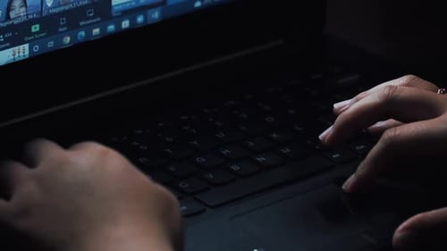 Movimento lento da mão no mouse pad do laptop. Tecnologia computadorizada.