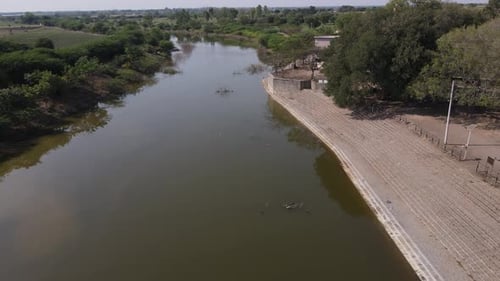rivière ter près du temple Goroba Kaka Osmanabad ter India Mumbai Maharashtra prise d'un Drone Tir orbital