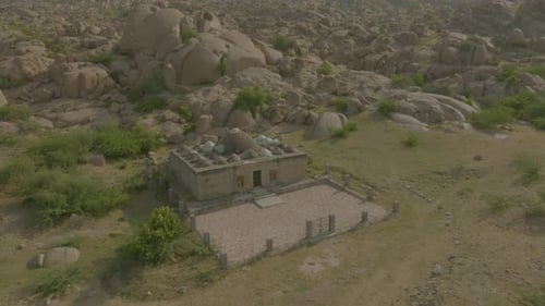 Vue aérienne du temple hindou Nagarparkar entouré de pierres au Pakistan.