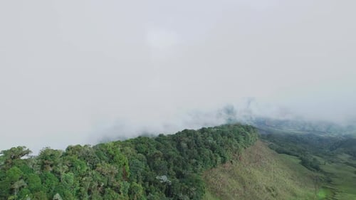 Atemberaubende Luftaufnahme der nebligen Berge, die in ätherischen Nebel gehüllt sind und die atemberaubende Schönheit zeigen