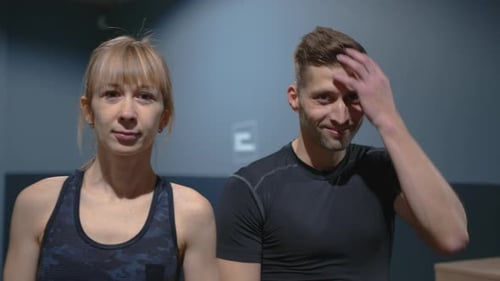 Um jovem casal treina na academia fazendo exercícios modernos para melhorar sua figura e cuidar de