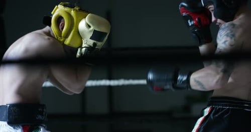 Professioneller junger Boxer im Ring, wird die Technik der Schläge, der Verstrebungen und des Schutzes üben