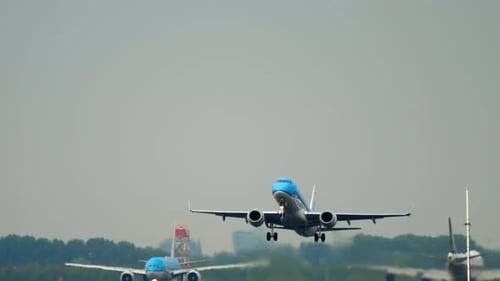 Startendes Düsenflugzeug